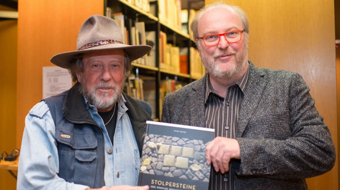 Autor Hans Hesse (r.) präsentierte sein Buch zusammen mit Künstler Gunter Demnig.
