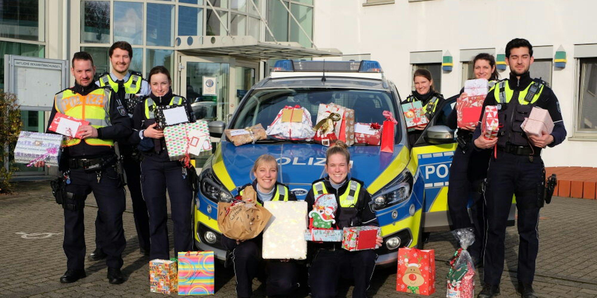 Als Helfer des Christkinds beteiligten sich erstmals Mitarbeitende der Kreispolizei bei einer Charity-Aktion.