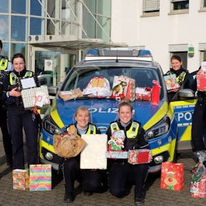 Als Helfer des Christkinds beteiligten sich erstmals Mitarbeitende der Kreispolizei bei einer Charity-Aktion.