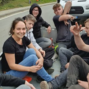 Motiviert und als Team packten die Schüler der Förderschule aus Oberberg im zerstörten Ort Schuld in der Eifel mit an.