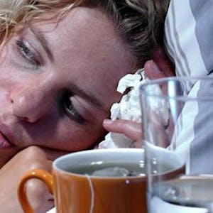 Nur ein bisschen erkältet oder richtig krank? Wer Fieber hat, sollte sich ins Bett legen.