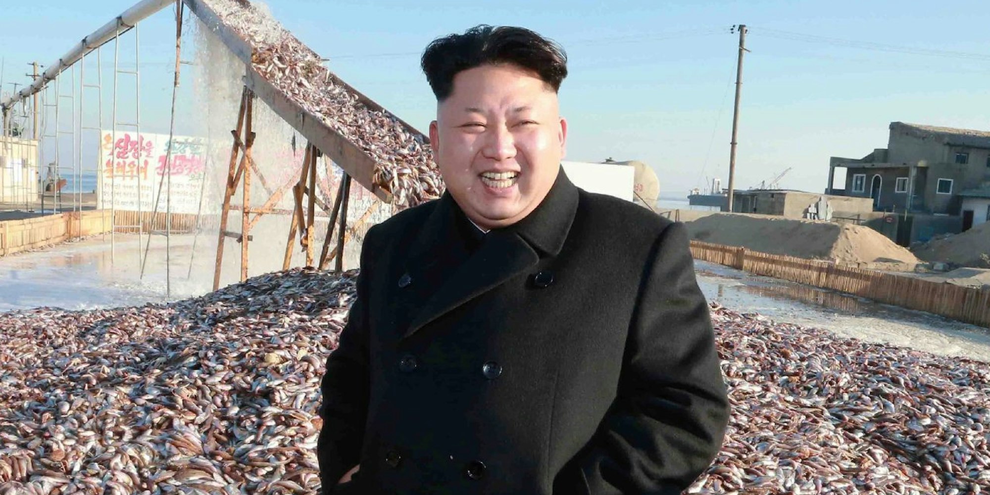 Kim Jong Un bei der Besichtigung einer Fischfabrik.