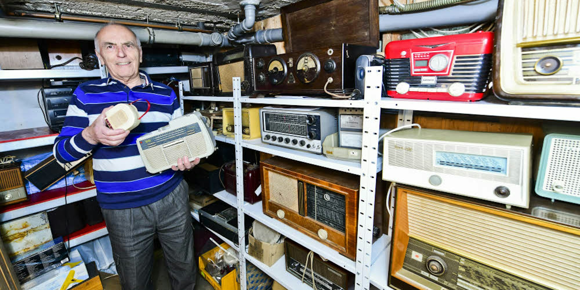 Die Radiosammlung von Horst Schultz stapelt sich zurzeit noch im Keller. Darunter ist auch ein Tefifon mit Schallband.