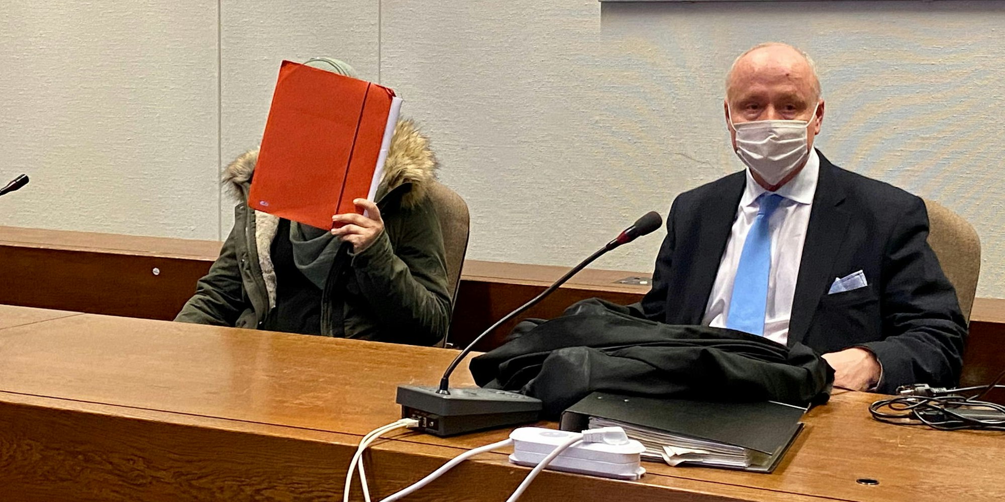 Die Angeklagte und Rechtsanwalt Dr. Mario Geuenich beim Auftakt des Revisionsverfahrens.