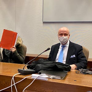 Die Angeklagte und Rechtsanwalt Dr. Mario Geuenich beim Auftakt des Revisionsverfahrens.