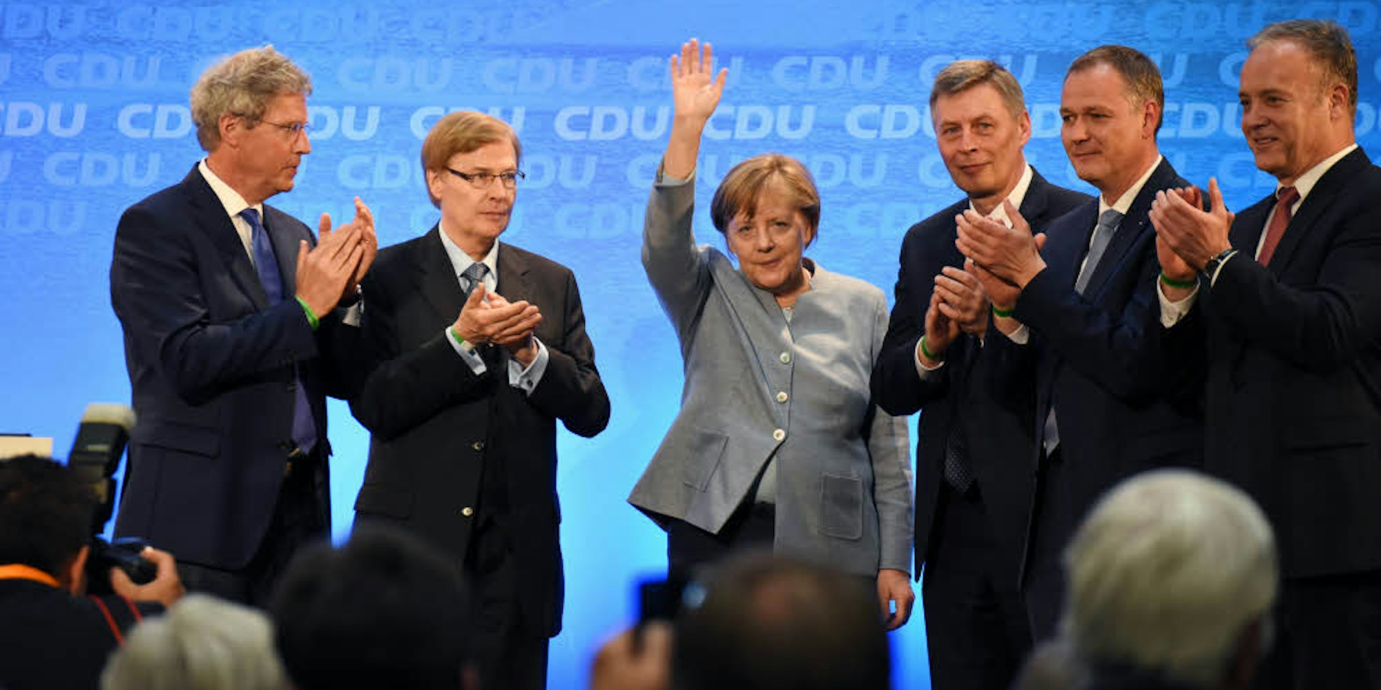 Vor dem Abschied: Im Mai 2017 besuchte Angela Merkel die oberbergische CDU im Wahlkampf in Waldbröl und erntete Applaus – hier von (v.l.) Klaus-Peter Flosbach, Peter Biesenbach, Bodo Löttgen, Dr. Carsten Brodesser und Bürgermeister Peter Koester.