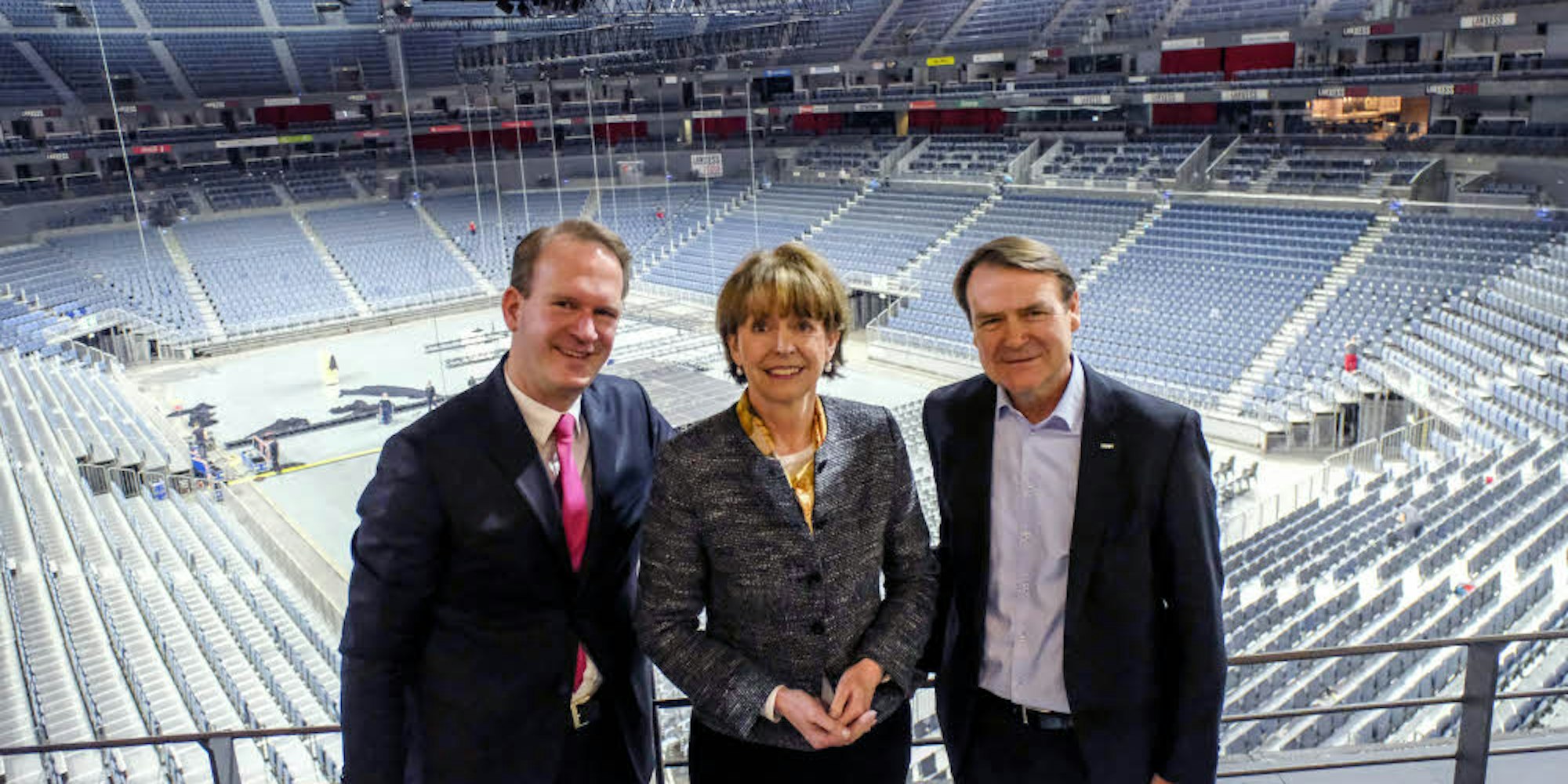 Stefan Löcher (l.), Henriette Reker und Josef Sommer freuen sich über das Rekord-Jahr der Deutzer Veranstaltungshalle.