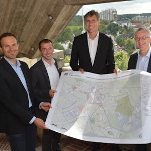 Wolfgang Honecker, Dominik Erbelding, Stadtbaurat Harald Flügge und Rainer Kalscheuer(v.l.) präsentieren den Plan.