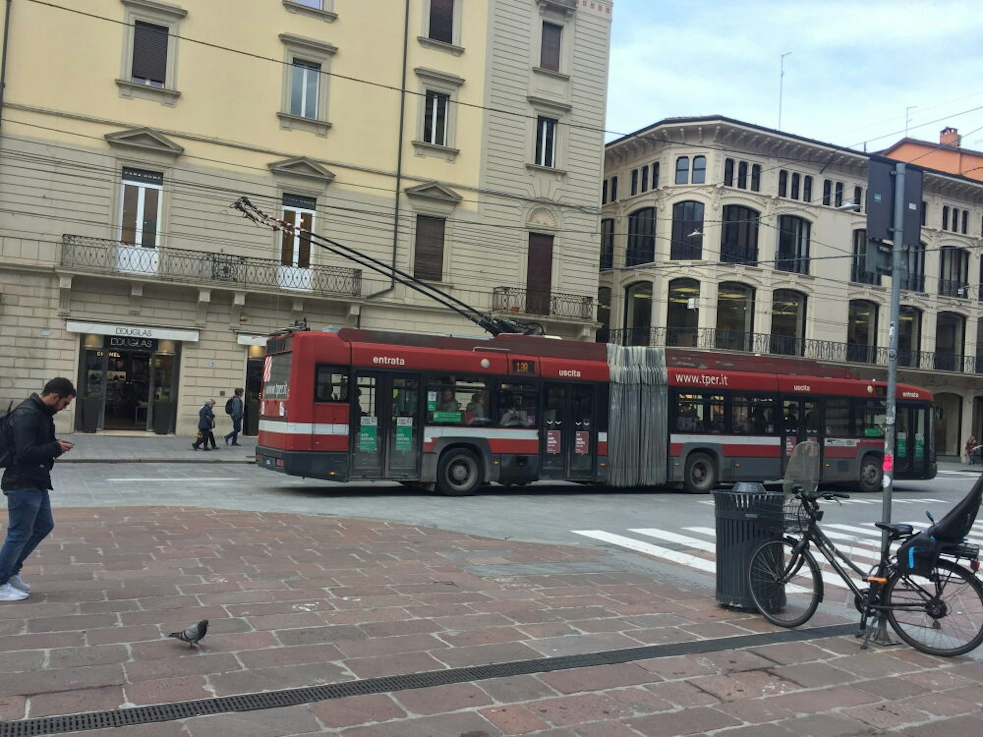 Busse mit Oberleitung sind unter anderem in der italienischen Stadt Bologna und in Solingen unterwegs.