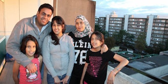 Auf dem Balkon der bisherigen Wohnung in Bensberg hat sich Familie Hussin zum Familienfoto aufgestellt.