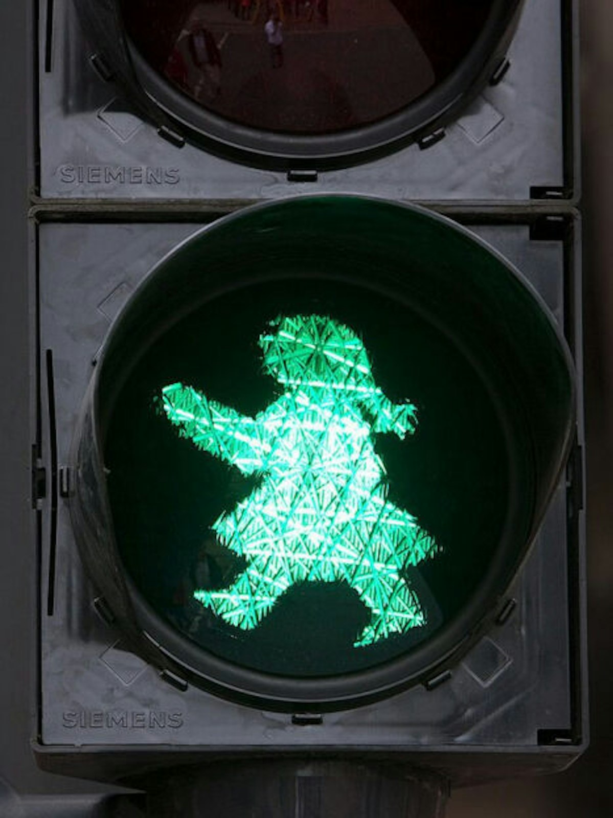 Emanzipation: An einer Kreuzung in Hamm regelt eine „Ampelfrau“ den Fußgängerverkehr.