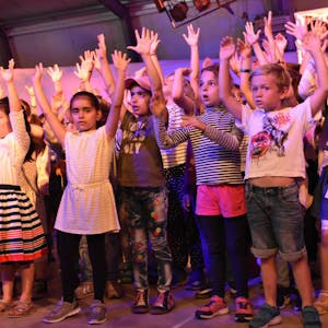 Mitreißend: Rund 300 Grundschüler aus Lindweiler und Longerich beim ersten „Singpause“-Konzert in Köln.