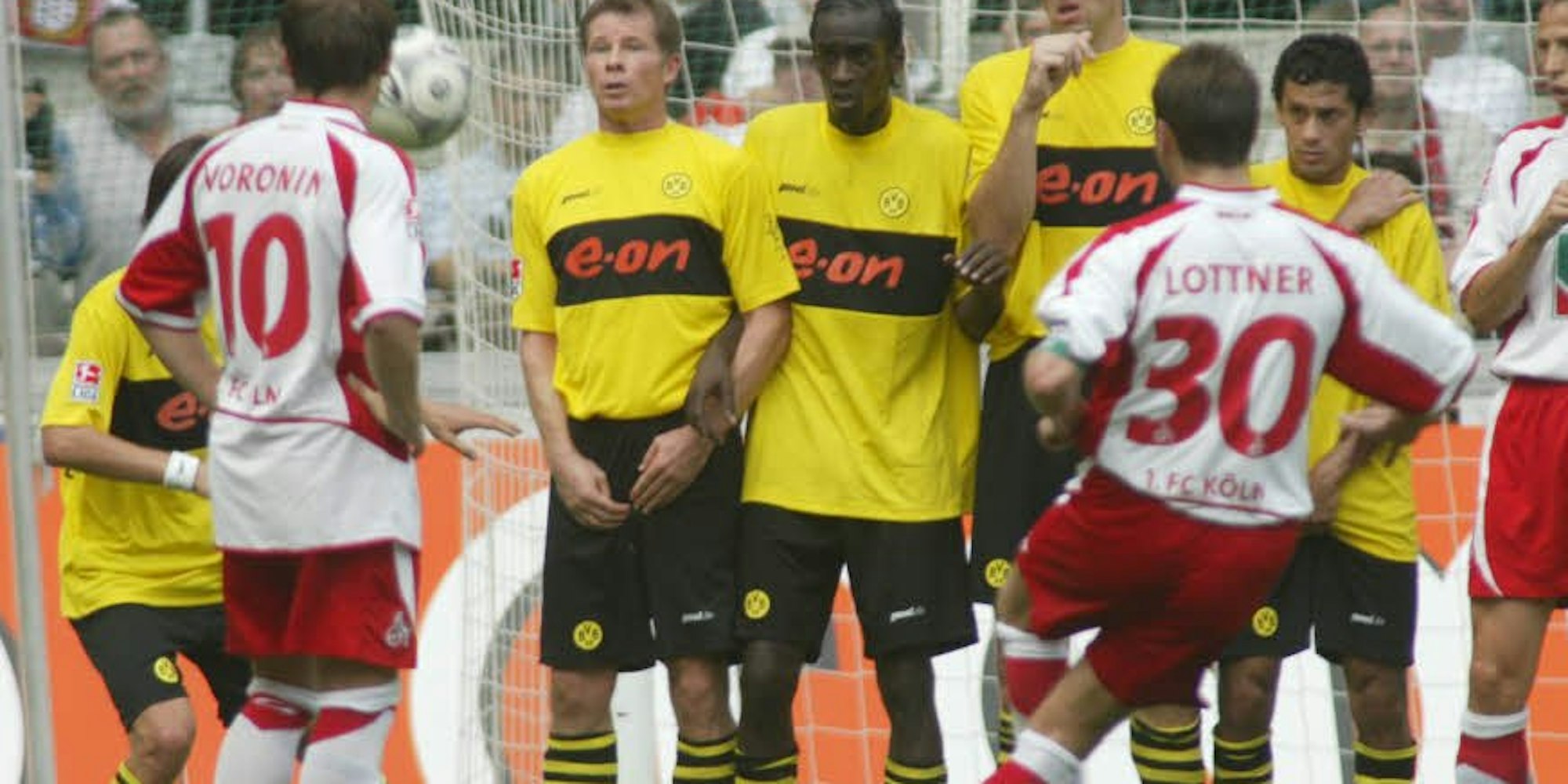 Ab in den Knick: Dirk Lottners Freistoß schlägt im August 2003. In der BVB-Mauer Reuter, Addo, Koller und Fernandez (v.l.)