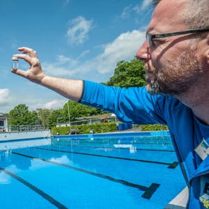 Das Freibad ist startklar: Schwimmmeister Helge Schönzeler bei einer Wasserprobe.