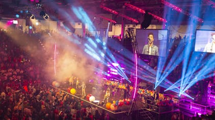 Die „Köbesse“ und viele andere Musikbands heizten den 6000 Jecken im Telekom-Dome ein.