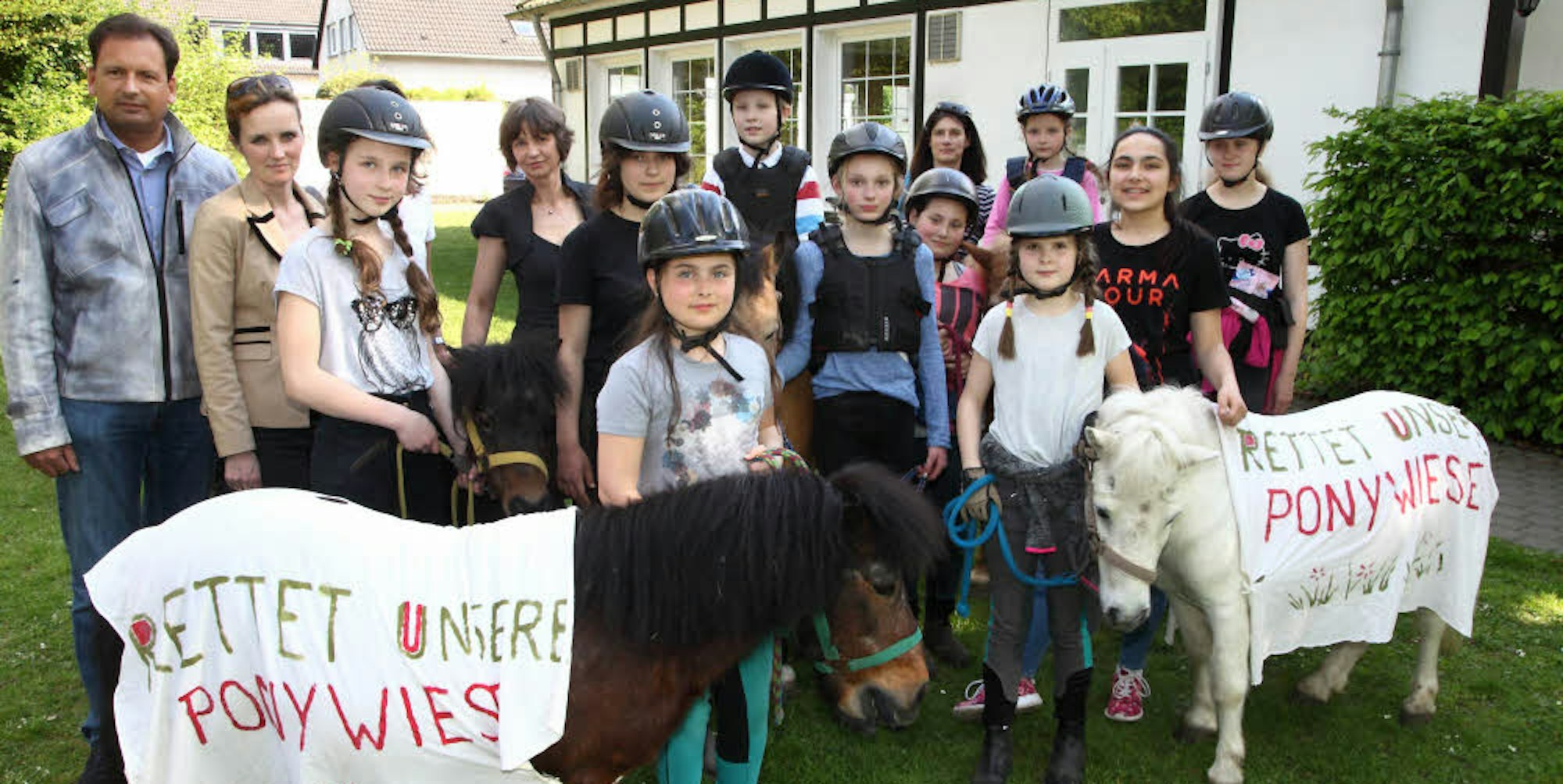 Schon 2017 demonstrierten Kinder mit Ponys gegen die geplante Bebauung der Wiese in Osenau. 