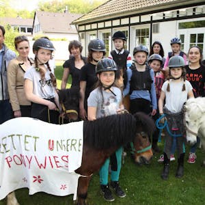 Schon 2017 demonstrierten Kinder mit Ponys gegen die geplante Bebauung der Wiese in Osenau. 