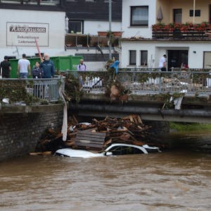 Aus dem Fluss müssen mehrere Fahrzeuge geborgen werden.