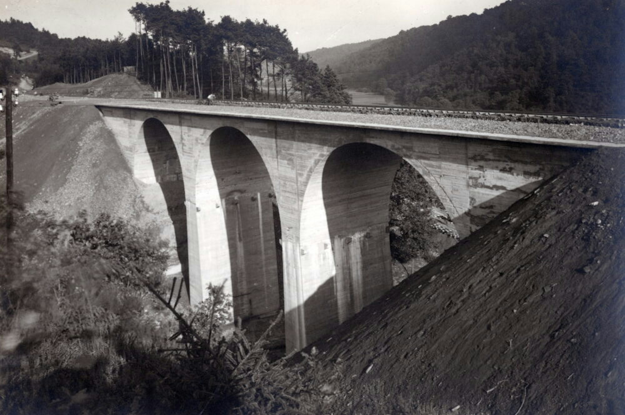 Die Ummigsbachbrücke in Seligenthal, 1927 fertiggestellt, wurde zum Kriegsende im April 1945 gesprengt.