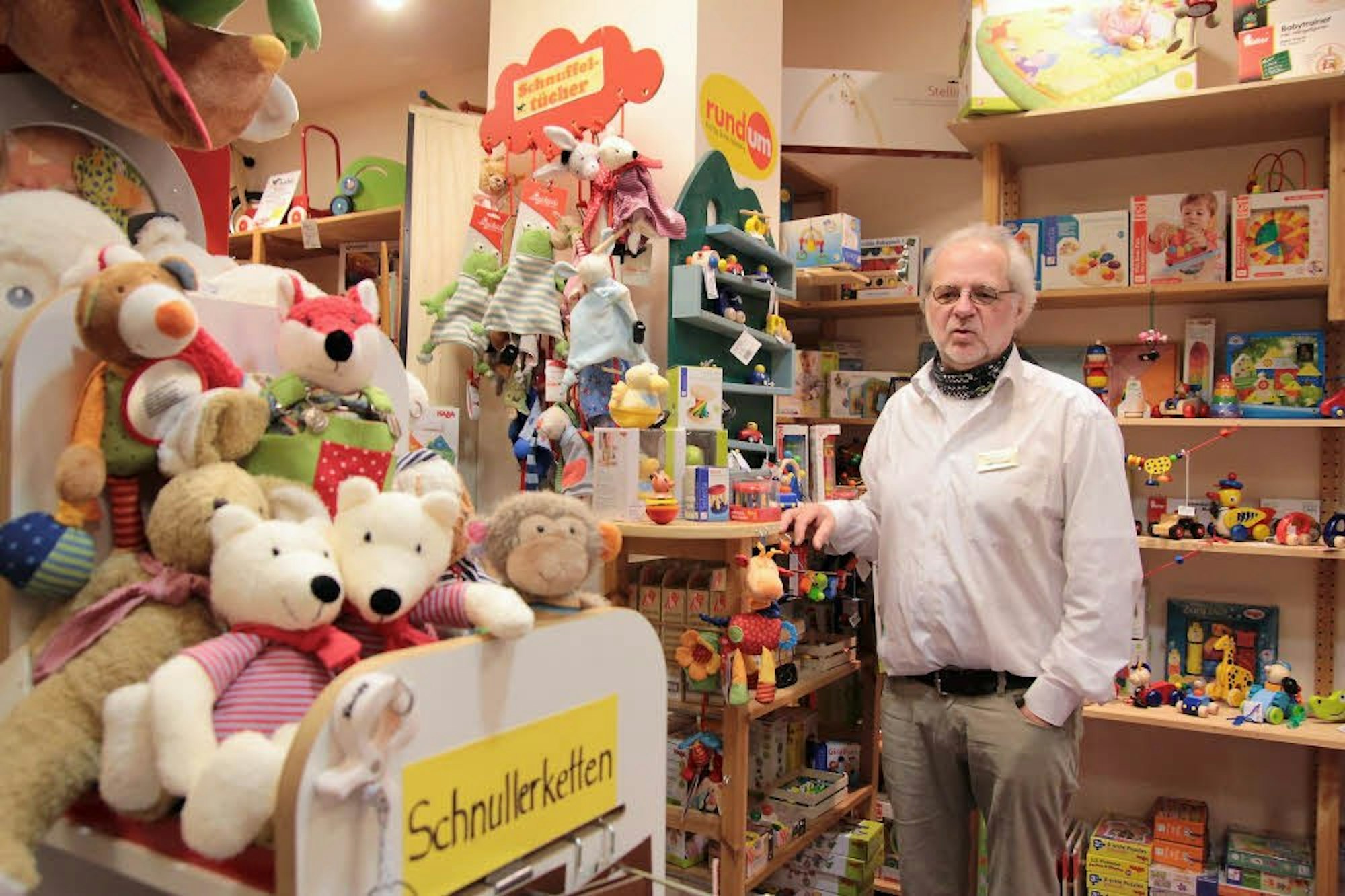 Ohne Leidenschaft für Spielzeug geht es nicht: Georg Engelen in seinem Laden „Der Rabe“ in Lindenthal