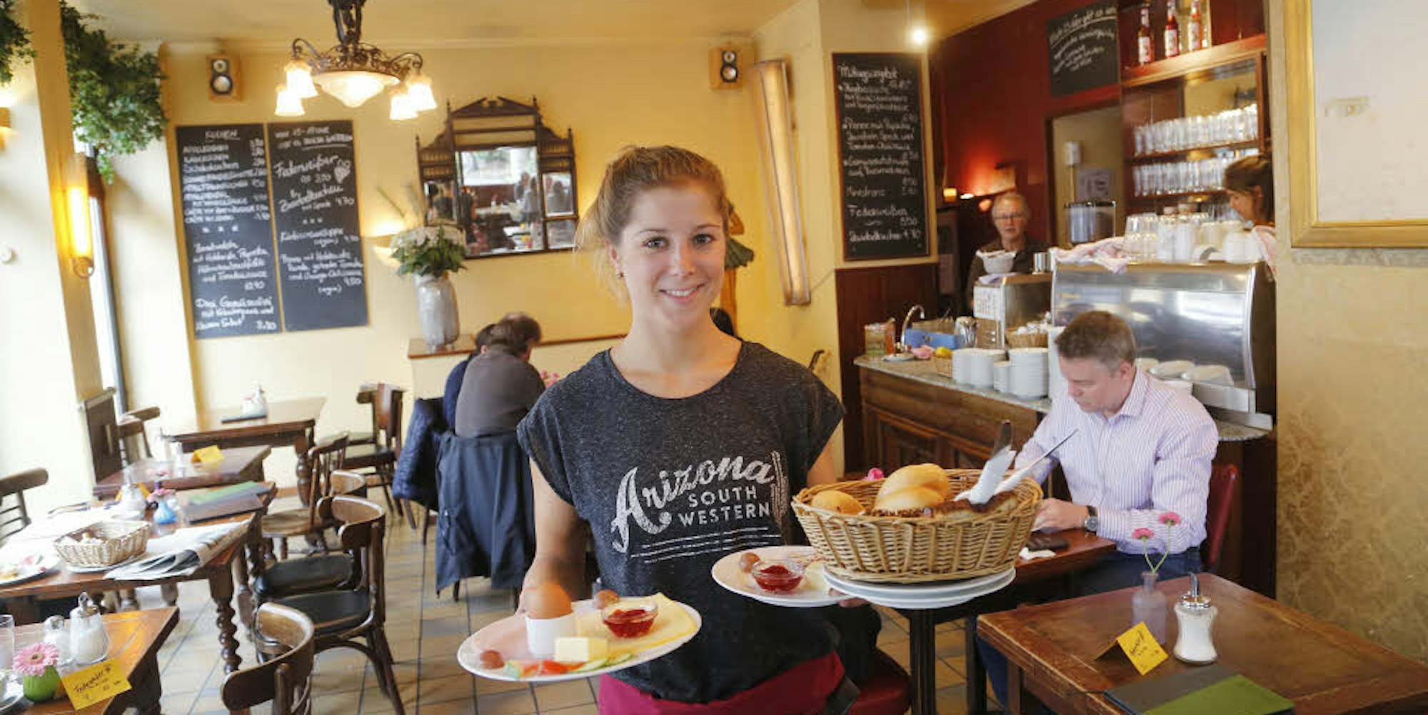 Kerstin Heine bedient im Café Krümel.