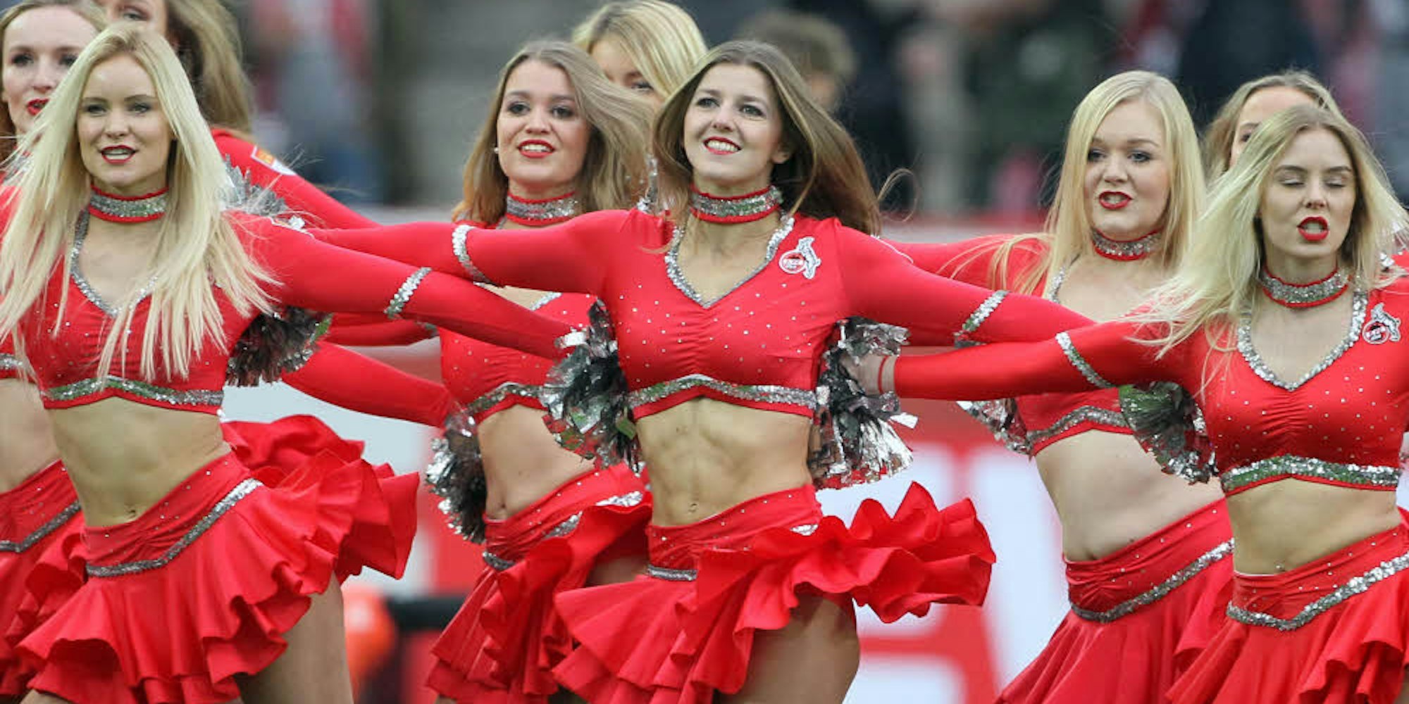 Tanzen für ihren Verein: Melina Schnirch (2.v.r.) und die Cheerleader geben alles für den 1. FC Köln.