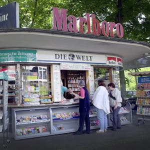 Eine Aufnahme aus dem Jahr 2001: Der denkmalgeschützte Kiosk, liebevoll „Bundesbüdchen“ genannt, soll saniert und im ehemaligen Regierungsviertel wieder aufgestellt werden.