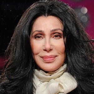 Cher legte sich rund 25 Mal unters Messer. Wie eine Rentnerin sieht die Schauspielerin, Jahrgang 1946, jedenfalls nicht aus.
