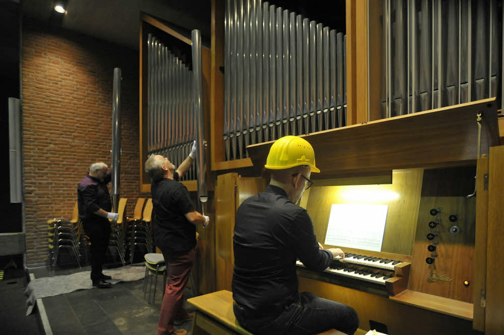 Während des Konzerts nahmen Orgelbauer die ersten Pfeifen heraus.
