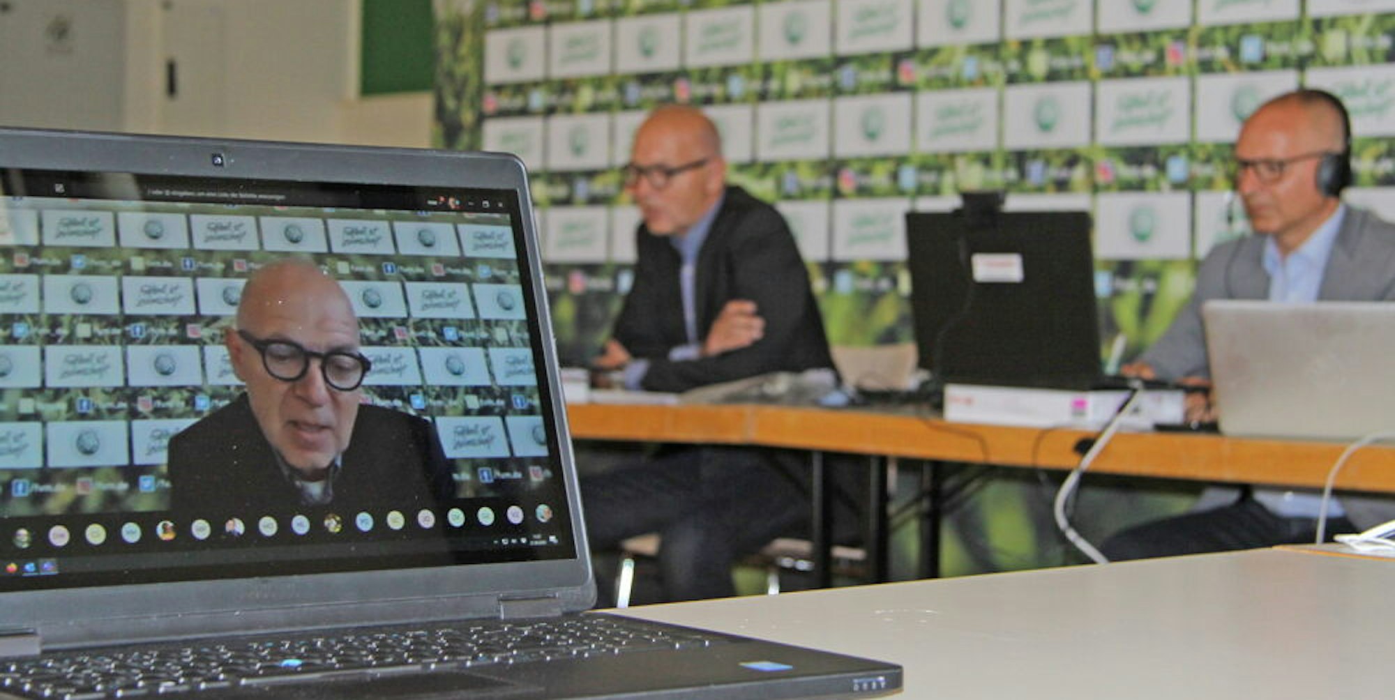 Die Vereine bei den Planungen einbinden wollen FVM-Präsident Bernd Neuendorf (Bildschirm u.l.) und Markus Müller (r.), dem Vorsitzenden des Verbandsspielausschusses.