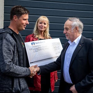 Elektro-Meister Ralf Wucherpfennig (l.) bedankte sich beim Spender Ludger Gausling für die 150.000 Euro.