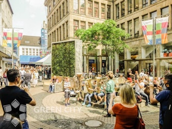 Gegen Feinstaub sollen mit Moos bewachsene Wänd ehelfen. Das deutsche Start-Up Green City Solutions experimentiert mit „City Trees“, unter anderem in Krefeld. Doch die Kölner Verwaltung winkt ab.