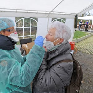 Kerstin Engling vom Klinik-Team testet Wanderin Anita Garweg, die aus Burscheid nach Wersbach gekommen ist.
