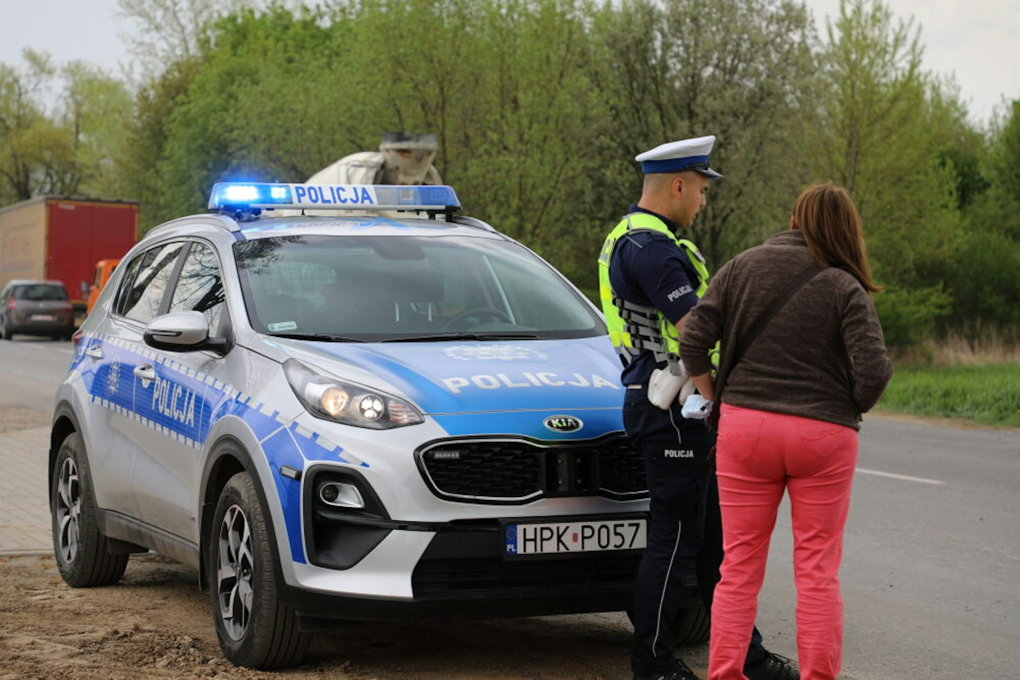 Mit Hilfe der Polizei darf der bergische Hilfskonvoi an den teils mehrere Tage in mehr als zehn Kilometer langer Schlange wartenden Fahrzeugen vorbei zur ukrainischen Grenze fahren.