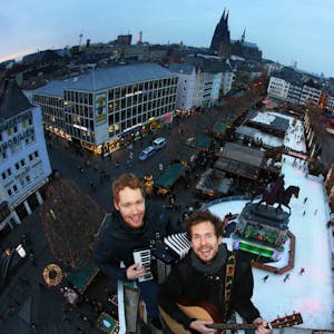 Im „Wolkeplatz“ rund 35 Meter hoch über der Kölner Altstadt: Nils Schreiber und Mike Kremer von Miljö.