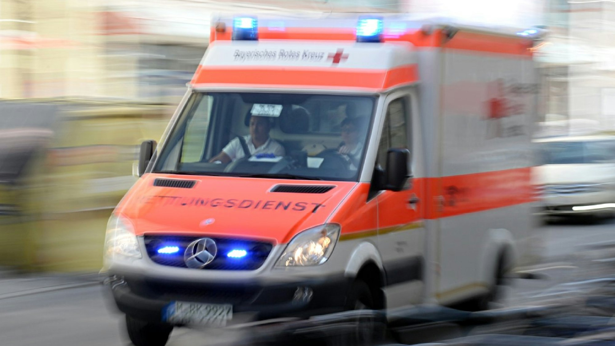 Weil er plötzlich über Übelkeit geklagt hatte, wurde ein Nümbrechter vom Landgericht in Bonn sofort mit dem Rettungswagen ins Marienhospital gefahren. Unser Symbolfoto zeigt einen Rettungswagen im Einsatz.