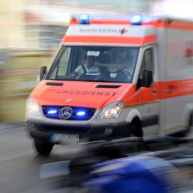 Weil er plötzlich über Übelkeit geklagt hatte, wurde ein Nümbrechter vom Landgericht in Bonn sofort mit dem Rettungswagen ins Marienhospital gefahren. Unser Symbolfoto zeigt einen Rettungswagen im Einsatz.