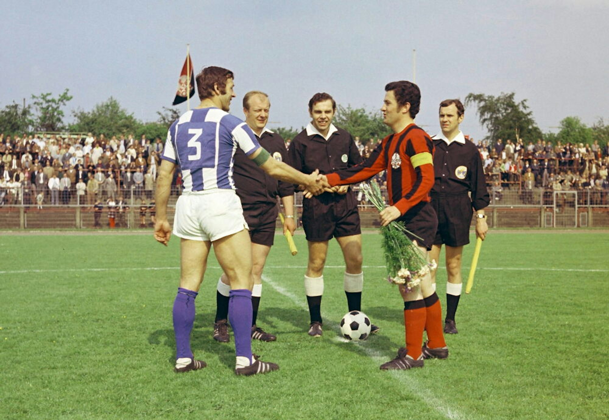 Als Kapitän führte Fredi Hennecken, hier im Mai 1970, die Leverkusener Mannschaft aufs Feld.