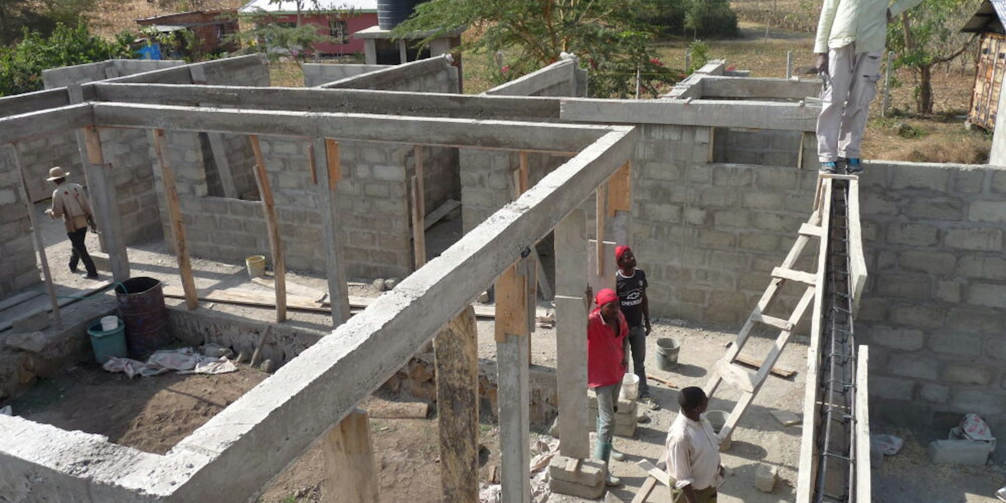 Der Bau der 400 Quadratmeter großen Krankenstation hat den Verein Upendo Tansania einige Jahre lang beschäftigt. Hier ein Bild aus der Bauphase. Jetzt ist die Station fertig und könnte in Betrieb genommen werden.