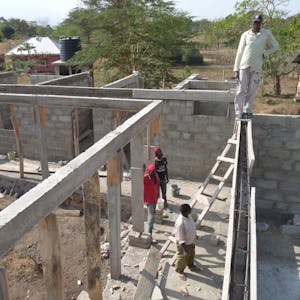 Der Bau der 400 Quadratmeter großen Krankenstation hat den Verein Upendo Tansania einige Jahre lang beschäftigt. Hier ein Bild aus der Bauphase. Jetzt ist die Station fertig und könnte in Betrieb genommen werden.
