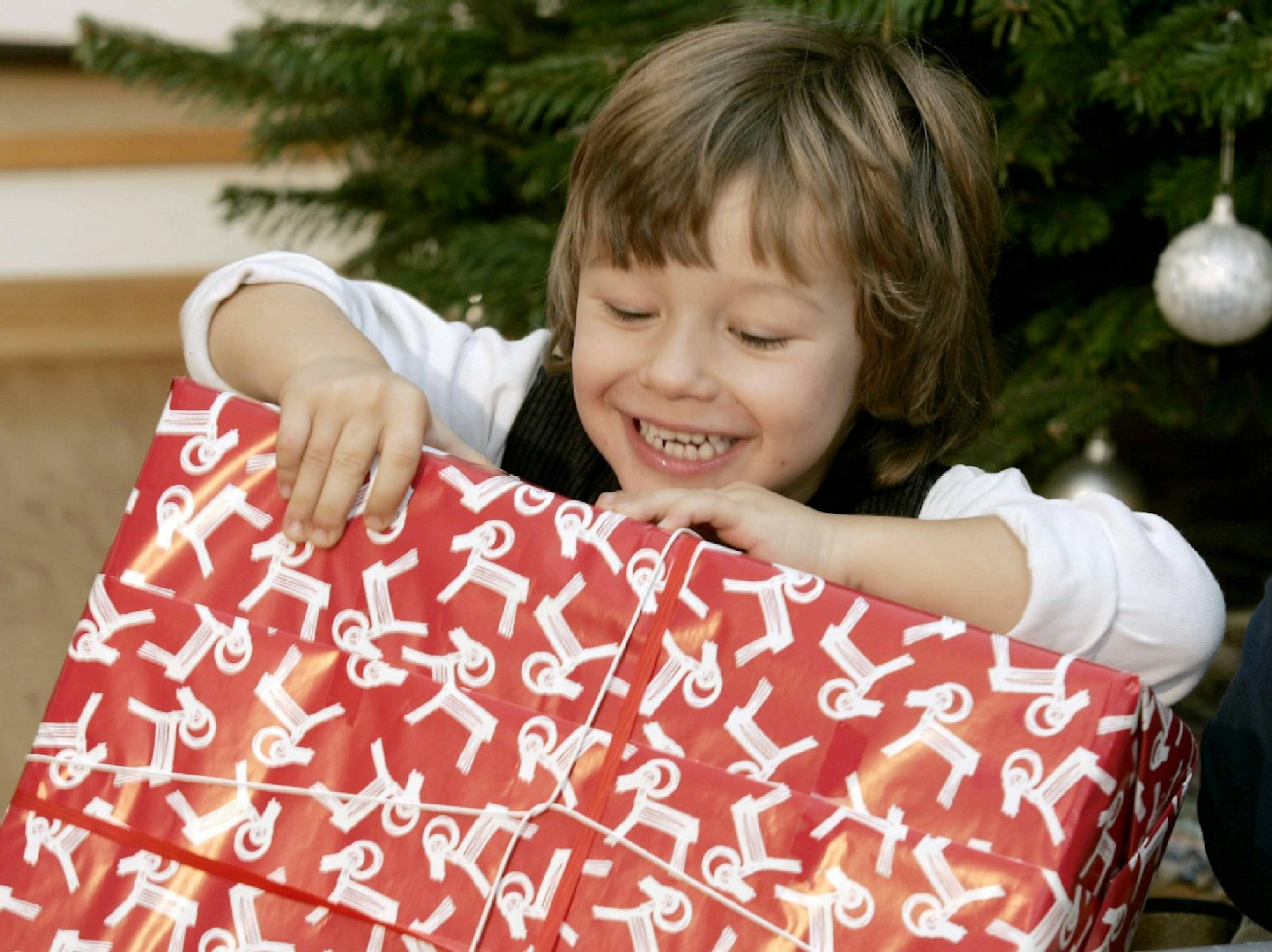 Wenn Eltern gut zuhören, können sie leicht herausfinden, was der Herzenswunsch des Kindes zu Weihnachten ist.