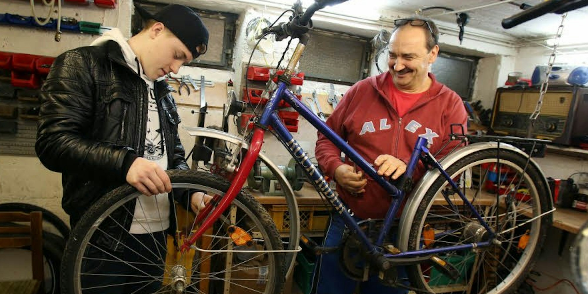 Pascal (14) und Josef Schwalbach in der Fahrradwerkstatt