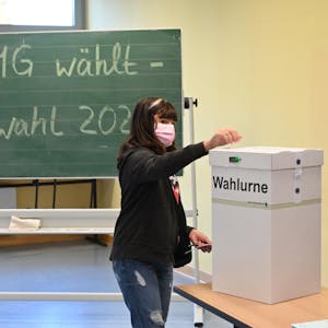 Sich mit den Parteien auseinandersetzen, zwei Kreuze setzen, den Wahlzettel in die Urne einwerfen: Das konnten Schüler aus Bergisch Gladbach bei der Juniorwahl ausprobieren.