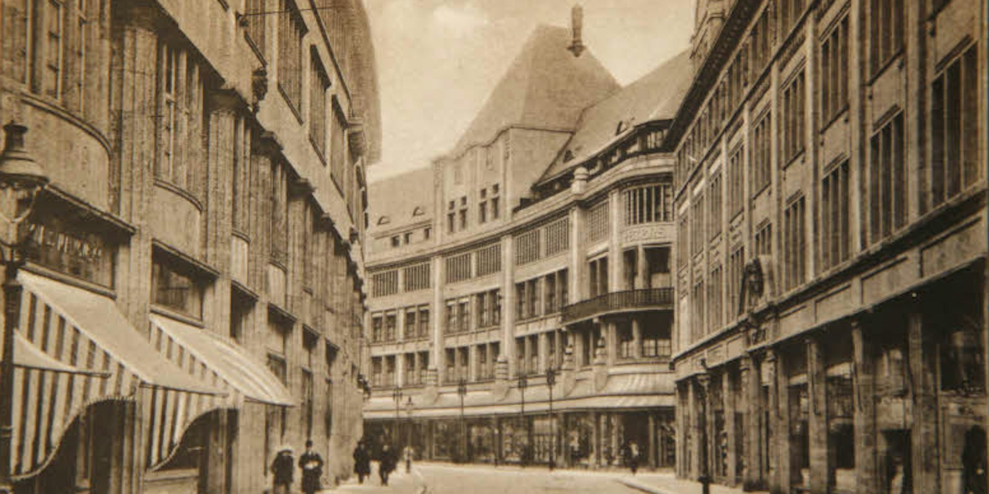 Die Zeppelinstraße früher: Dezent weist der Schriftzug „Peters“ (Bildmitte) auf das Kaufhaus hin.