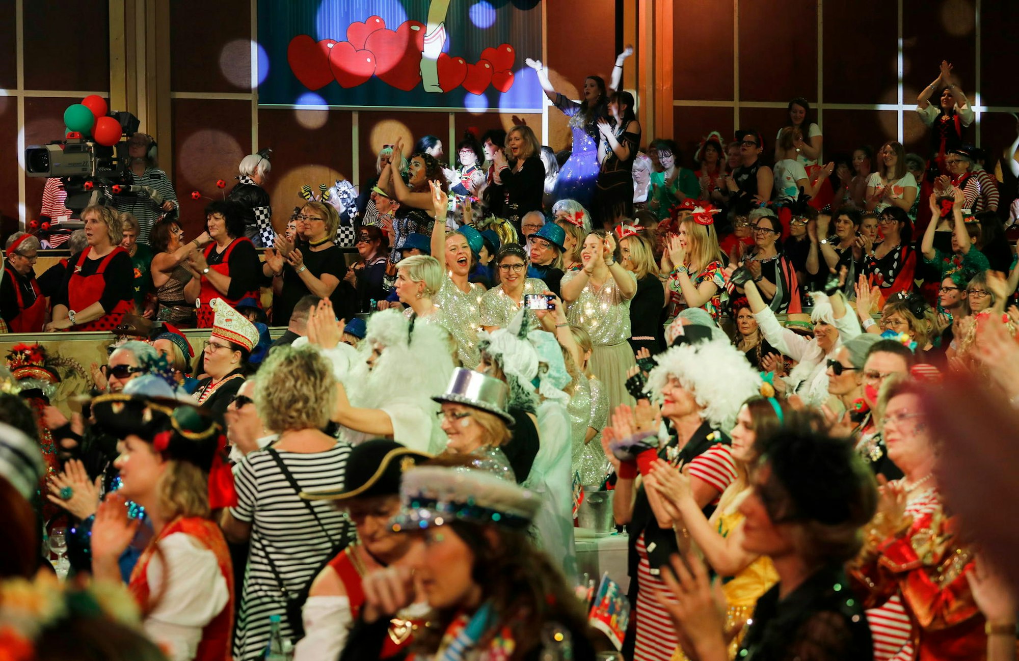 Frauen tanzen auf einer Karnevalssitzung in Köln