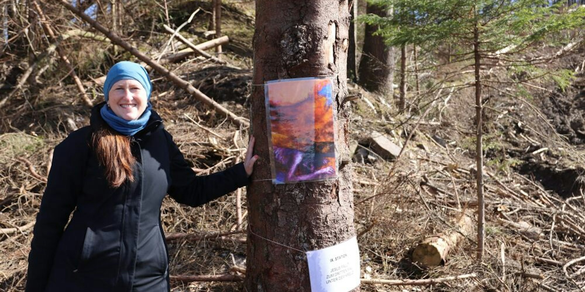 Alexandra Pook Pfarrerin der evangelischen Gemeinde Hülsenbusch-Kotthausen, hat den „Kreuzweg im Wald“ an und zwischen Baumstämmen installiert.
