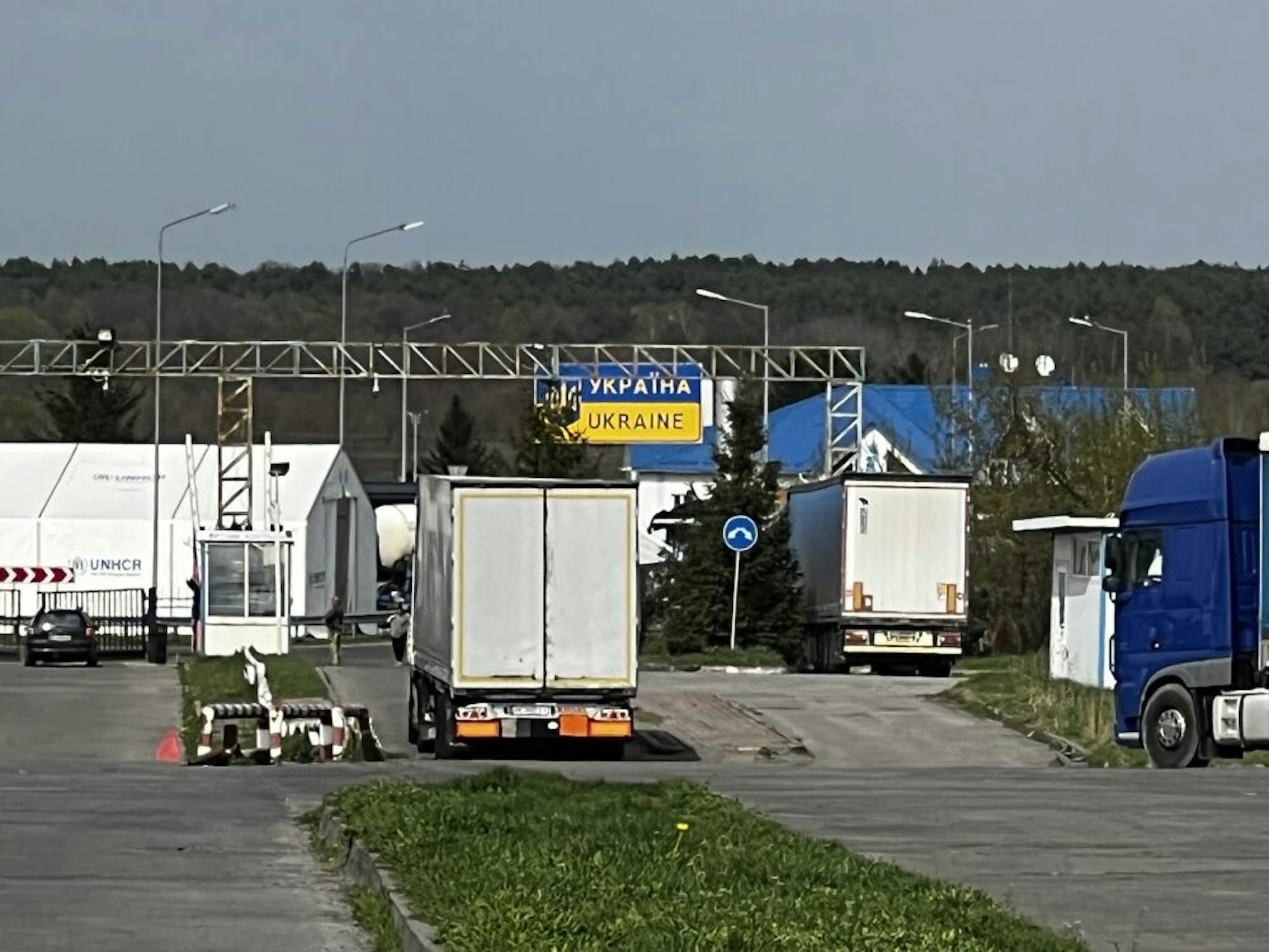 Hinter der ukrainischen Grenze holen Helfer aus Butscha die gespendeten Einsatzfahrzeuge und Hilfsgüter aus Gladbach ab.