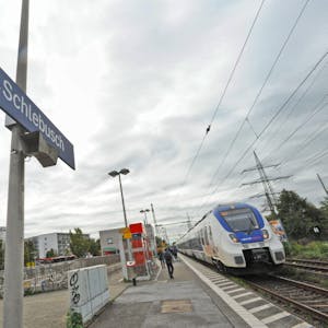 Der Bahnhof Leverkusen-Schlebusch soll bald Geschichte sein, der Standort Manfort soll dann auch auf die Schilder.