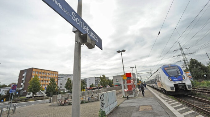 Der Bahnhof Leverkusen-Schlebusch soll bald Geschichte sein, der Standort Manfort soll dann auch auf die Schilder.