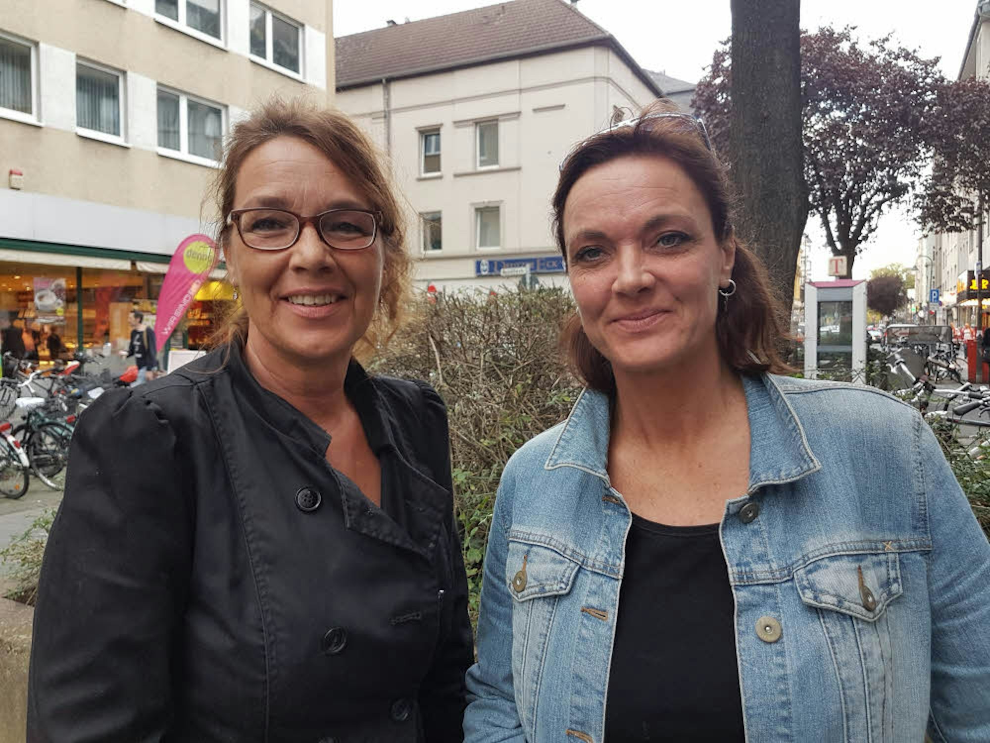 Petra Heinen (l.) und Janine Faßbender geben Bettlern häufig Geld.